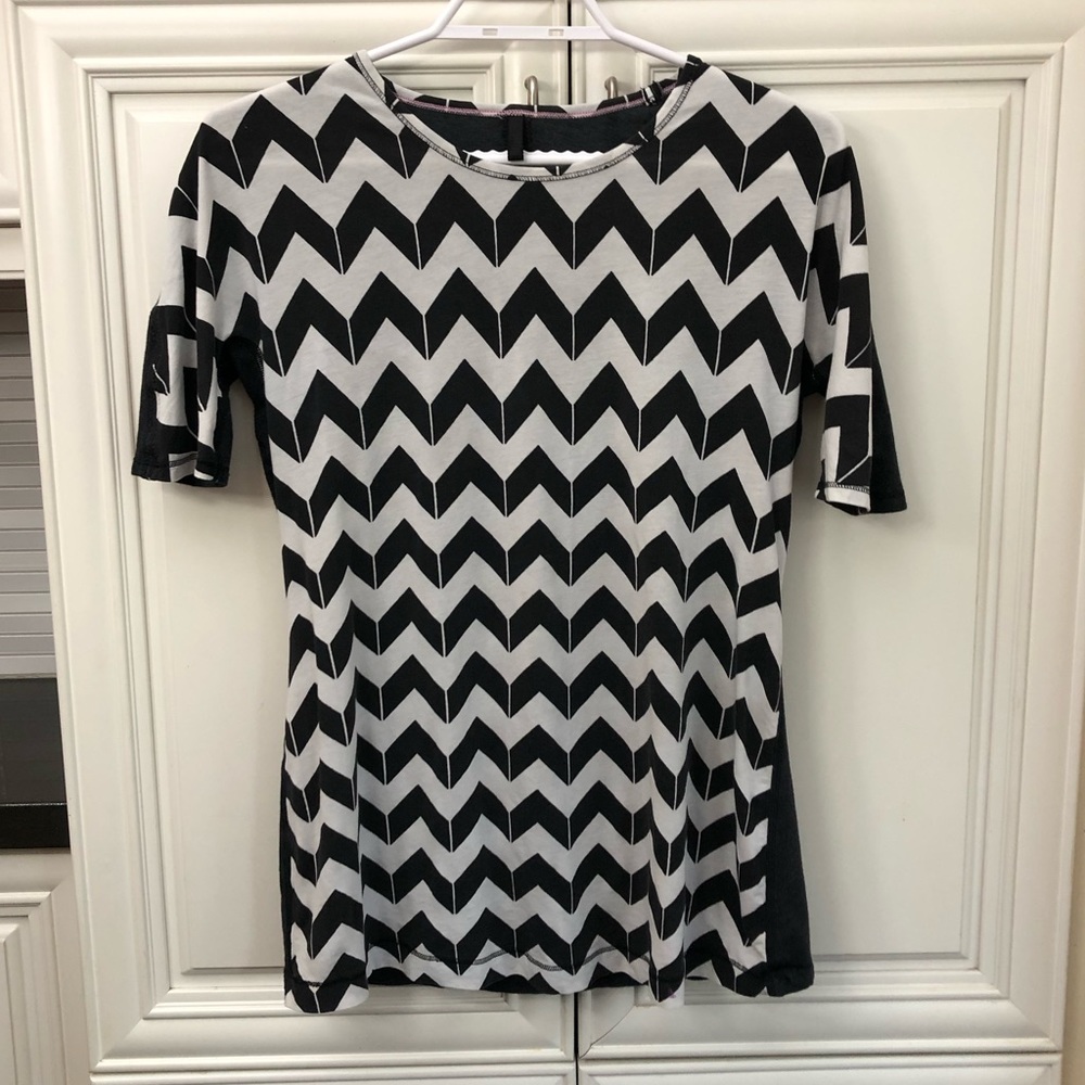 Lululemon women’s t-shirt 🍋